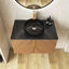 Meuble-lavabo mural en contreplaqué avec comptoir en pierre frittée noire et lavabo et portes ronds en céramique, couleur grain de bois chêne brun