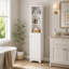 Armoire de rangement autoportante blanche pour salle de bain 65 po avec tablettes ouvertes à trois niveaux et bacs de rangement