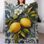 Jeté en flanelle de luxe citrons sur fond de carreaux bleus, couverture douce et chaude pour le salon-133044843