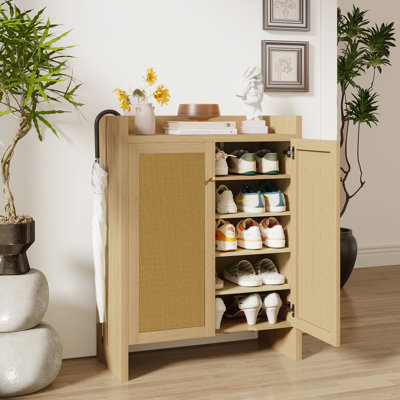 Armoire à chaussures de 42,5 po de hauteur en rotin avec portes, armoire de rangement à 6 niveaux avec tablettes réglables, armoire à chaussures autoportante en bois pour vestibule, couloir, salon (naturel)