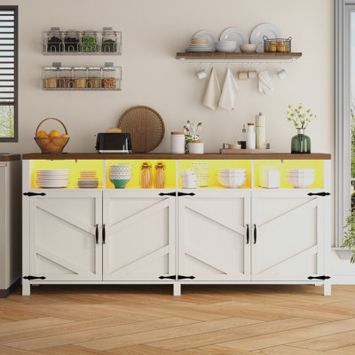 Buffet intelligent 63 "avec prises de courant et lumières à DEL RVB contrôlées par l'application, grande armoire de rangement de cuisine de ferme avec 4 portes et tablettes ouvertes, armoire à café-bar pour la salle à manger, entrée, blanc et noyer