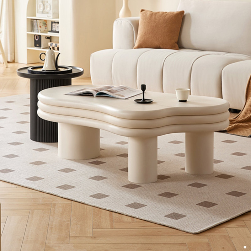Table basse minimaliste de style crème