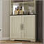 Grande armoire de rangement d'angle autoportante avec 5 niveaux, portes en verre trempé, dossier en miroir et tablettes réglables pour les espaces de vie modernes-57519363