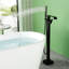 Robinet de baignoire autoportant avec douche à main Robinet de baignoire à un trou avec robinet à une poignée-109050269
