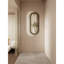 Ferronnerie de couleur crème avec lumières et murale dans le hall d'entrée-417871947