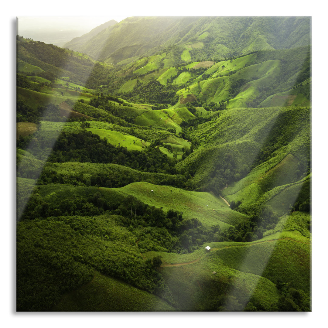 Glasbild Grüne Berglandschaft in Thailand