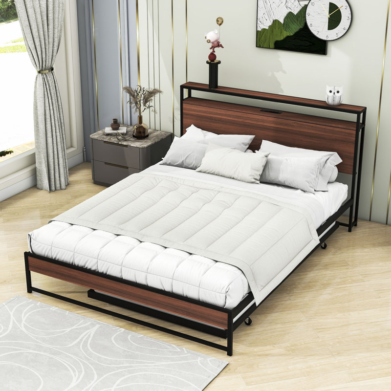 Base de lit plateforme en métal avec couchette et ports USB Wilhelmi, Grand, Noir