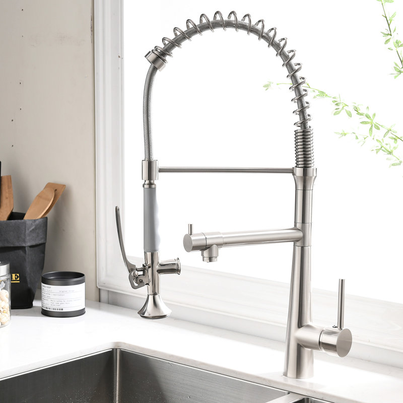 Robinet de cuisine de style commercial avec bec pivotant à 360 degrés et douchette de pré-rinçage en nickel brossé avec poignée rotative moderne