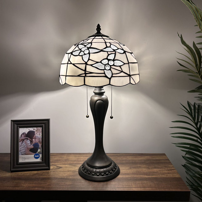Lampe de table Sehnaz Tiffany avec fleurs en vitrail blanc et ampoules DEL incluses H 22 po x l 12 po x P 12 po