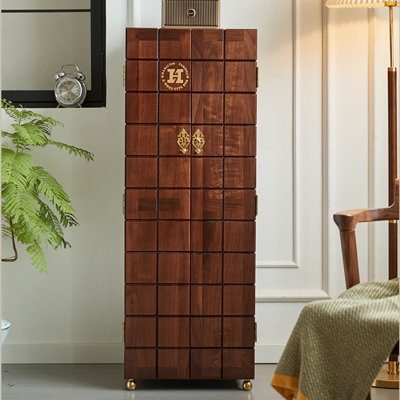Meuble à bijoux sur pied vintage en noyer de 41,8 cm (16,46 po) – Panneaux intérieurs en hêtre, tiroirs à plusieurs compartiments pour bijoux, espace pour suspendre les colliers sur les portes, meuble de rangement et d'exposition léger et luxueux.