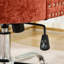 Fauteuil de bureau orange rotatif rembourré à boutons orange, base en métal, coussin à rebond élevé, boutons tirés à la main, garniture cloutée décorative, réglable-574574770-574574772-574574775