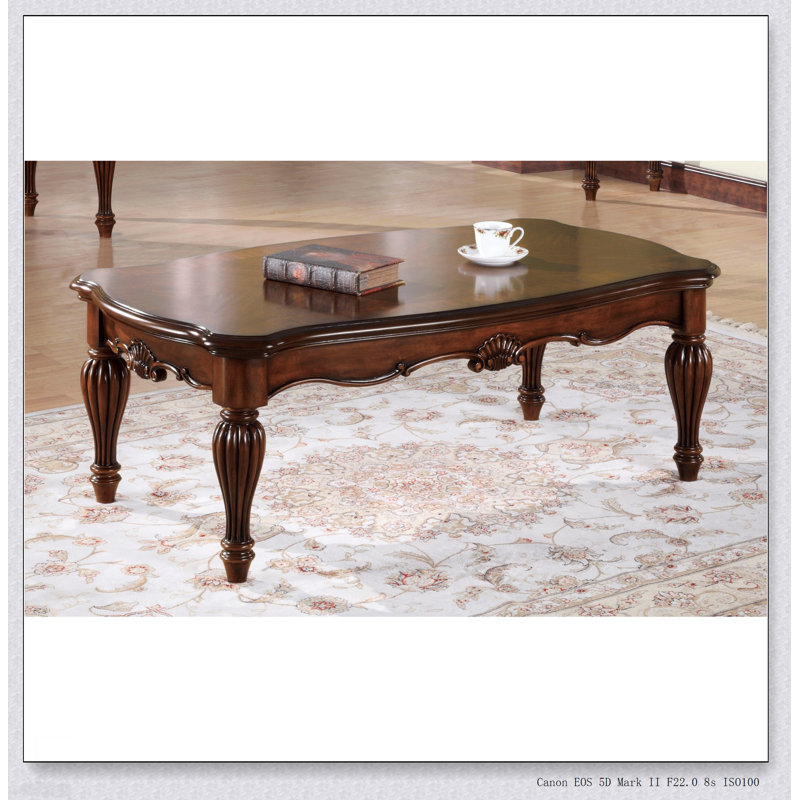 Table basse en cerisier rectangulaire avec pieds tournés, parfaite pour l'élégance classique et les espaces de vie fonctionnels.