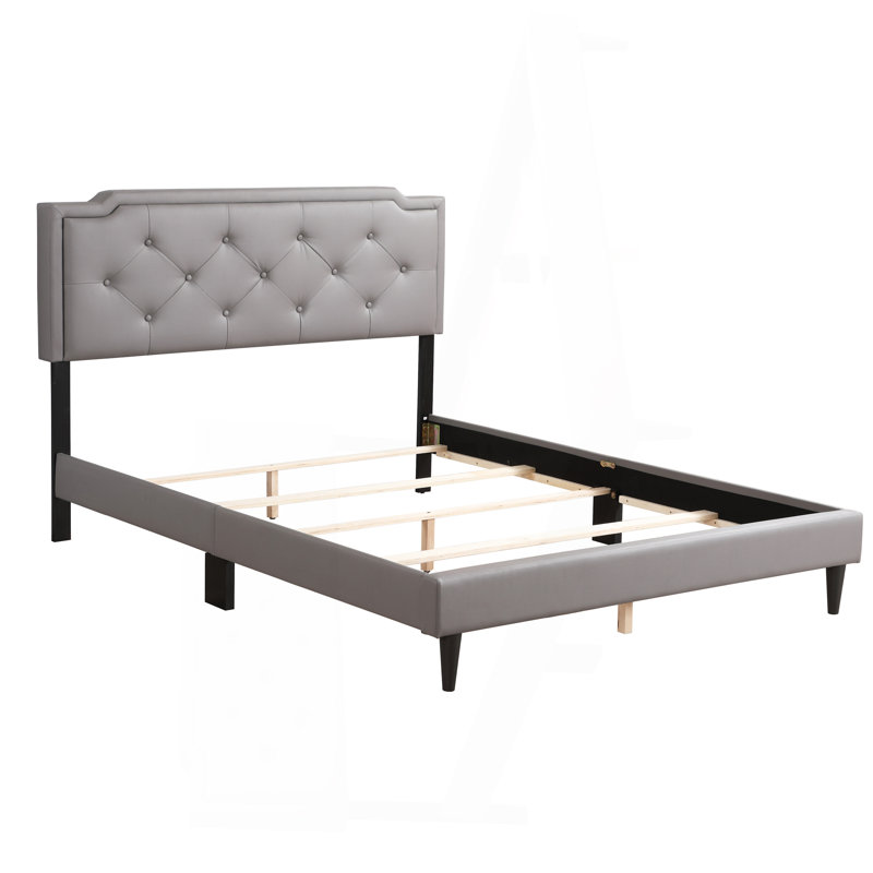 Charmant lit double dans des tons doux