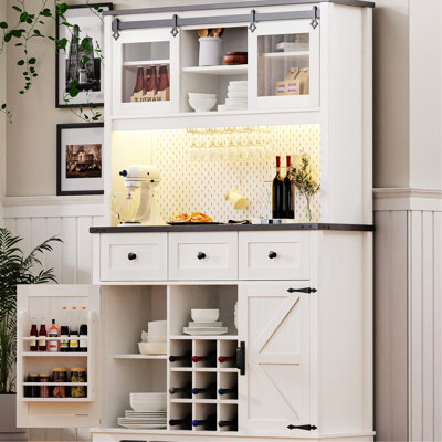 Armoire de rangement en chêne blanc de 71 po. Comprend un support interne, une porte coulissante, une prise de courant, un garde-manger, un bar à café.
