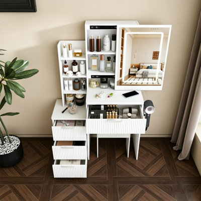 Meuble-lavabo moderne blanc avec éclairage à 3 modes et luminosité réglable, 4 tiroirs et tablettes de rangement ouvertes, support pour sèche-cheveux et prise de courant, fauteuil inclus
