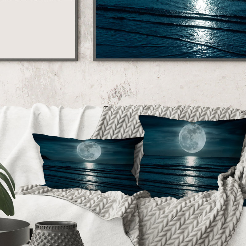 Carré, super lune sur la mer I - Coussin décoratif à imprimé moderne, 16" x 16"
