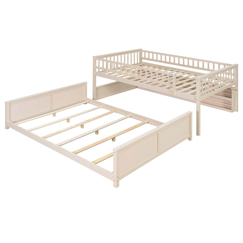 Lit double superposé au-dessus de grand lit double avec tablettes intégrées, éclairage à DEL changeant de couleur et panneau latéral perforé fonctionnel.
