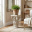 Piédestal blanc orné de 16 x 16 x 24,5 po avec motif de volutes et accents dorés-167622762