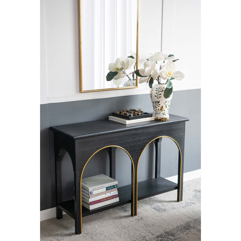 Console élégante et moderne avec des accents dorés