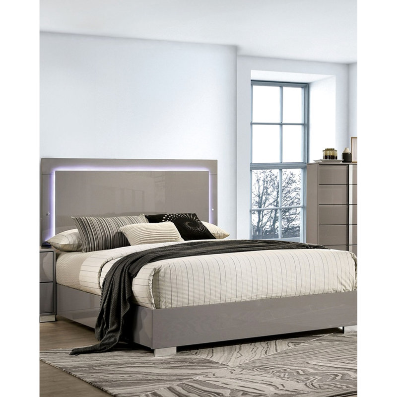 Lit contemporain pour très grand lit oriental dans une teinte taupe, tête de lit ornée de DEL, cadre de lit en métal et bois d'ingénierie avec pieds