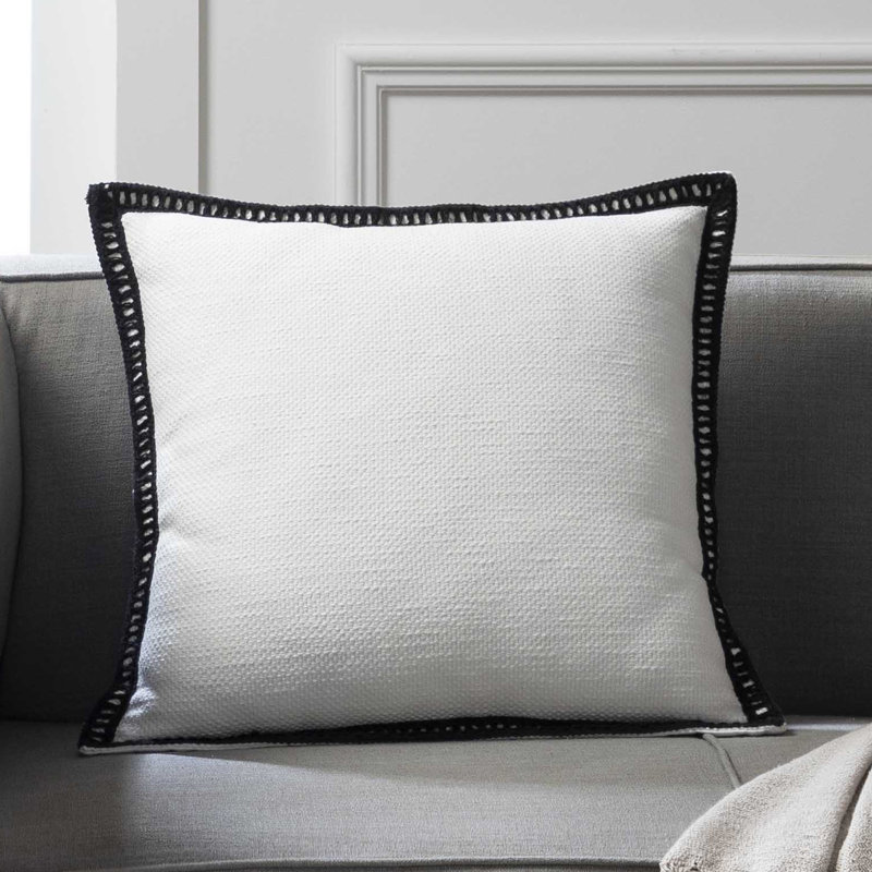 Coussin décoratif à bordure en crochet Tahari Home, 20 po x 20 po