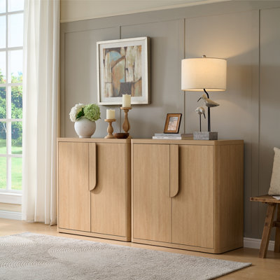 Buffet 69 po avec 4 portes minimalistes et tablettes réglables, chêne naturel