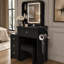 Ce meuble-lavabo moderne comprend 3 modes d'éclairage DEL à luminosité réglable, 4 tiroirs et plusieurs tablettes de rangement ouvertes, un porte-sèche-cheveux et une prise de courant, ainsi qu'un fauteuil. Noir-134372593