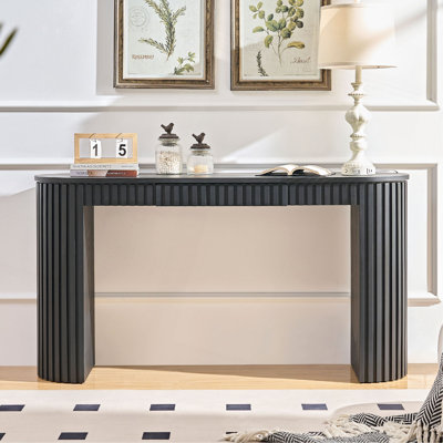 Console moderne avec tiroir et conception unique à rayures verticales, derrière le canapé