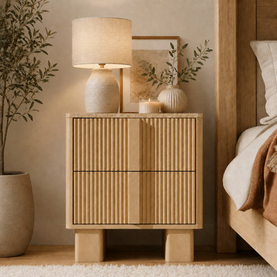 Table de chevet avec station de charge, table de chevet moderne de 22 po de hauteur avec 2 tiroirs de rangement, table de bout en bois cannelé avec plateau en faux marbre et pieds renforcés pour la chambre à coucher ou le salon, chêne clair