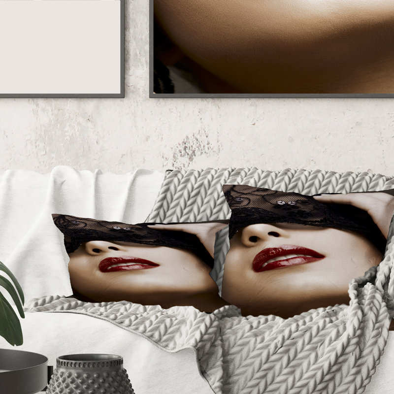 Portrait de femme moderne avec masque, housse de coussin carré et insert, 16" x 16"