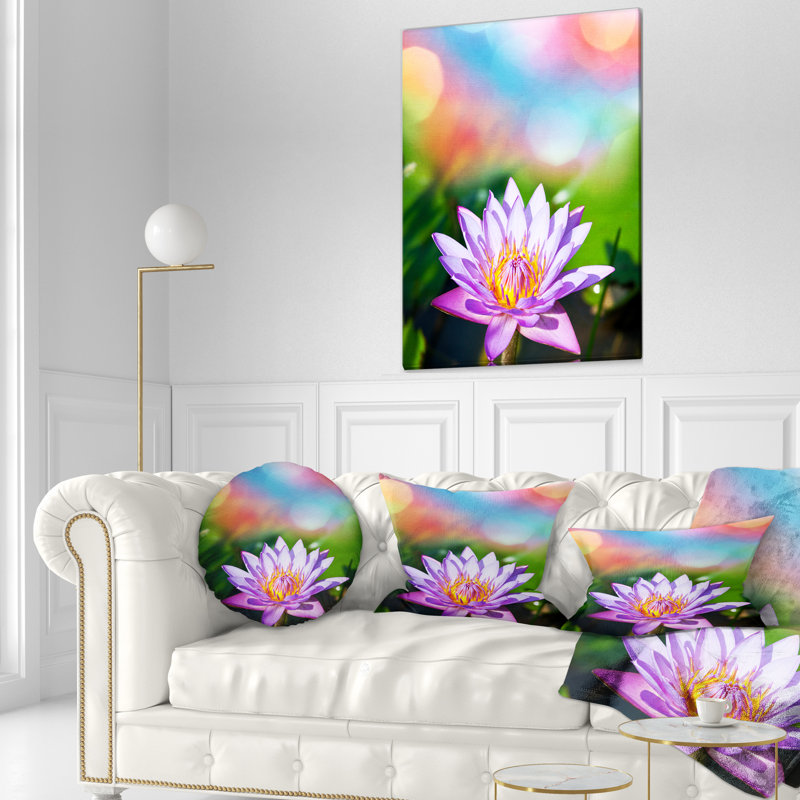 Coussin mauve sur fond abstrait - imprimé floral