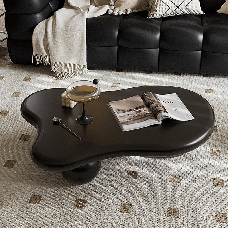 Table basse en bois de style français., H 13,7 po x L 39,3 po x l 26,7 po