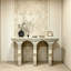 Console architecturale en faux travertin à deux arches de 140 cm (55,1 po), table d'appoint en pierre pour canapé d'entrée, idéale pour une maison de style transitionnel luxueux.