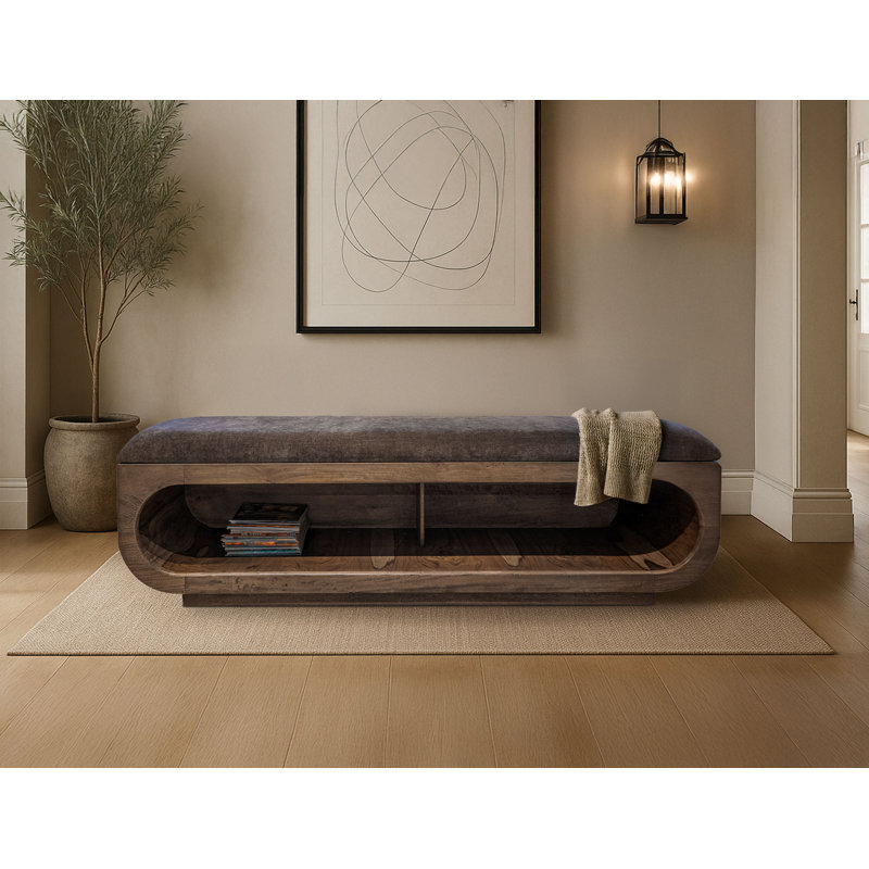 Banc en bois Ithzel avec siège rembourré et rangement ouvert en dessous.