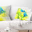 Coussin à imprimé floral bleu avec éclaboussures jaunes