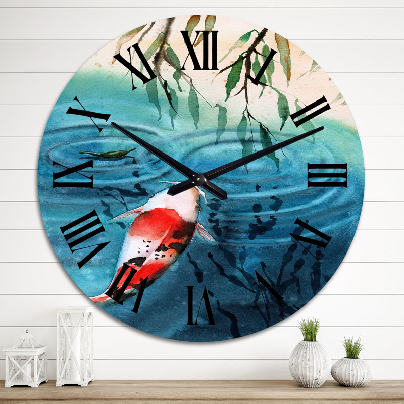 Horloge murale traditionnelle rouge carpe koi japonaise dans le lac bleu, Moyen