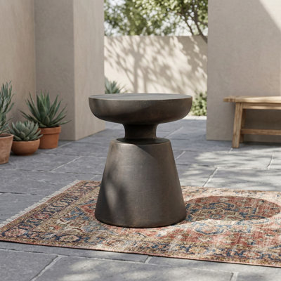 Table d'appoint d'extérieur fabriquée en béton léger.