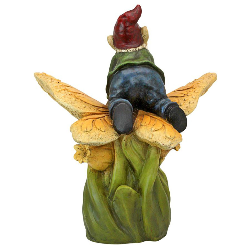 Statue de gnome de jardin sur un dos de papillon