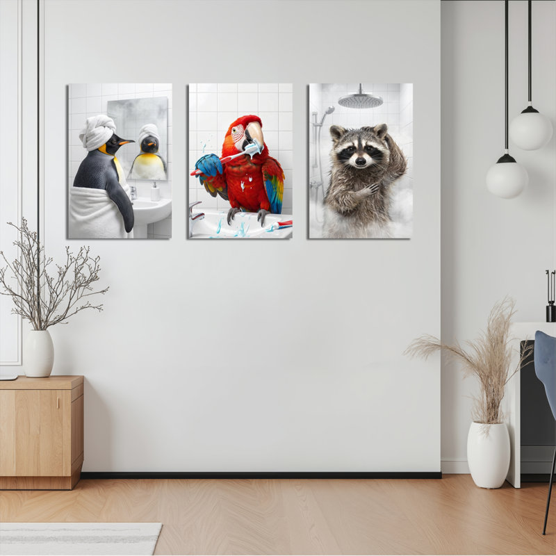 Ensemble de 3 tableaux sur toile représentant un pingouin, un perroquet et un raton laveur dans une salle de bain.