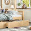 Lit simple superposé au dessus d'un lit double avec rangement, garde-corps courbés et tablettes latérales, structure en bois massif, aucun sommier nécessaire, finition naturelle-134275276-134275274