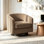 Fauteuil pivotant Frankie en velours côtelé camel avec base en bois massif