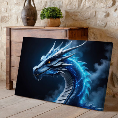 Toile, Un majestueux dragon émerge d'un fond éthéré foncé, son corps d'art mural chatoyant dans des teintes bleues vives qui ressemblent à une toile
