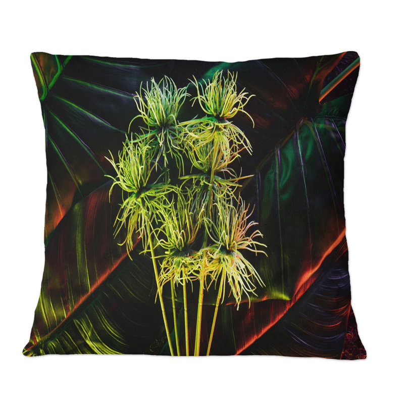 Coussin décoratif imprimé feuilles tropicales sur fond noir III, 18 po x 18 po