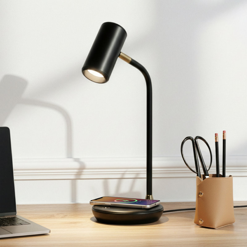 Lampe de bureau moderne à DEL 16,5 po Ezra avec finition noire, base de recharge sans fil, tête réglable et gradation à 3 voies