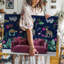 Toile, papier peint sur le thème de la jungle vibrante avec un fond d'art mural bleu marine riche orné d'illustrations complexes d'art mural exotique sur toile-668936290