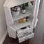 Armoire de bar d'angle en bois avec 2 tablettes de rangement ouvertes et 2 tiroirs, armoire avec miroir à l'arrière, pieds / pieds hauts pour un nettoyage facile, armoire buffet BLANC