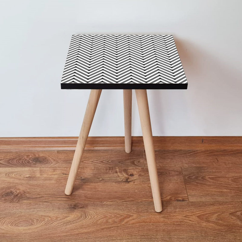 Table d'appoint moderne avec motif à chevrons, blanc et noir, 13,8 po x 16,5 po x 13,8 po | 100% panneau de fibres à densité moyenne avec 0,7 pouce d'épaisseur, pieds en bois de hêtre robuste | Décoration scandinave élégante pour le salon et la chambre à coucher