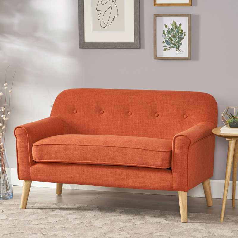 Deux chaises confortables en tissu avec boutons et bouleau brun, l 29,38 po x P 48,64 po x H 31,65 po, option de siège orange intrigant en orange, présentant des rouleaux d'accoudoirs subtils, revêtement, couleur des pieds, assemblage simple pour