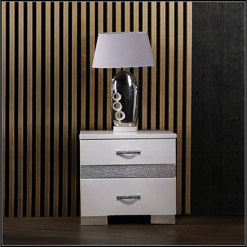 Table de chevet à finition brillante avec 3 tiroirs, conception moderne pour un rangement efficace et élégant.