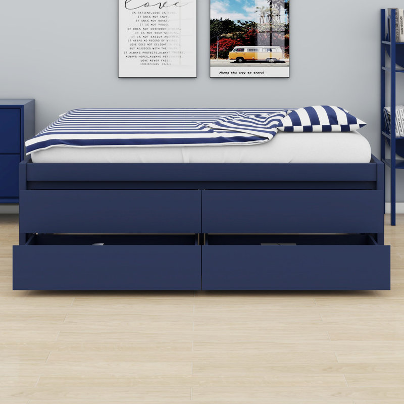 Cadre de lit plateforme avec tiroirs de rangement coulissants et panneaux verticaux décoratifs qui s'harmonisent avec un décor de style ferme moderne.